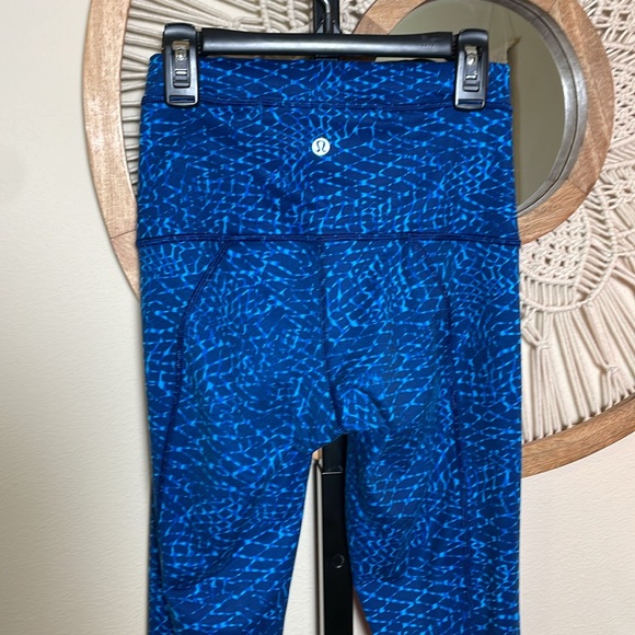 Lululemon Blue Snake Criss Cross Leggings Size 4 Pure Practice Hero Kayak Samba - Picture 2 of 7